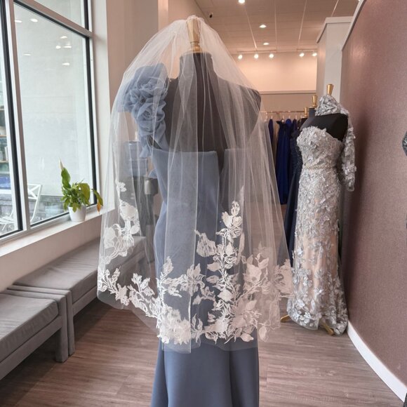 Floral Lace Fingertip Veil main image 5